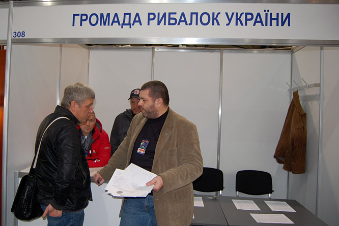 На стенде ГРУ активно идет сбор подписей за запрет промышленного лова в Украине