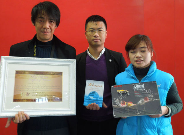 Представители GT-Bio Сем Таи, Иван Тсаи и Кейти Канг с наградами China Fish