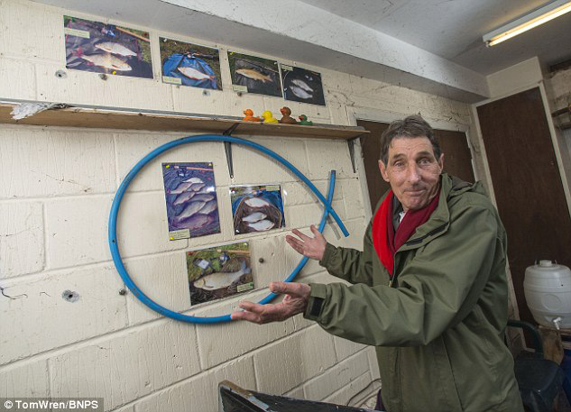 Британский рыбак оставляет фото рекордных рыб, сохраняя анонимность