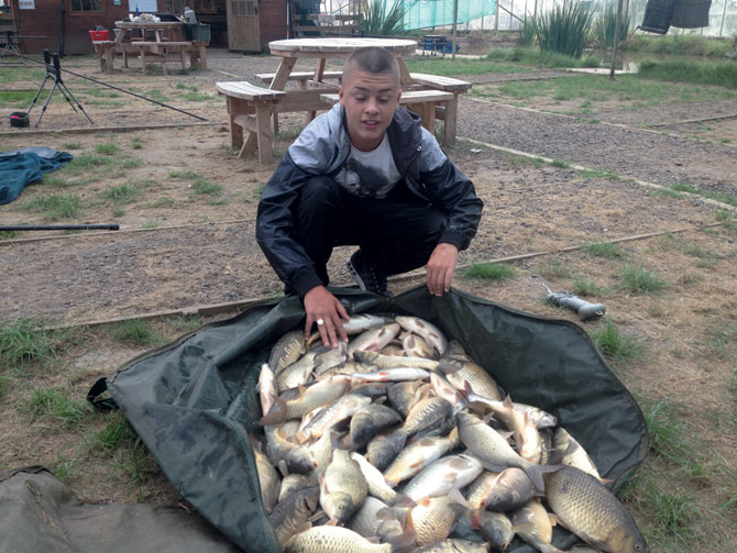 На закрытом водоеме проводят рыболовные семинары для трудных подростков