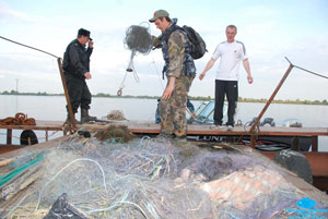 Рыбак чуть не утонул, запутавшись в сетях браконьеров