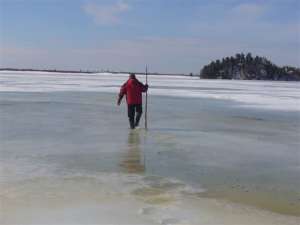 МЧС Владивостока предупреждает: Неокрепший лед опасен для здоровья рыболовов