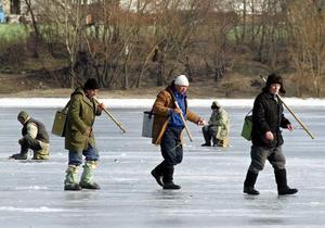 Сегодня в Киеве на реке Десенка под лед провалился рыбак