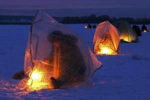 На выходных на Урале прошли соревнования по ночному подледному лову рыбы «Зимний карась-2010»