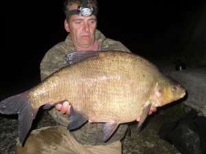 Английский рыбак Кен Браун всего за 4 часа поймал 2-х лещей, общий вес которых превысил 14,5 кг!