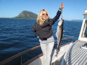 Особенности национальной рыбалки в Швеции! Рыбалка на море с блондинкой