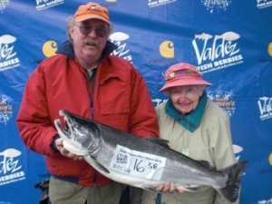 Девушки на рыбалке! 93-летняя рыбачка победила в соревнованиях по ловле лосося