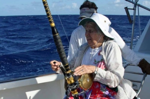 85-летняя автралийка поймала черного марлина весом 385 кг