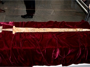 Вот это трофей: рыбак поймал в Днепре меч, которому больше 1000 лет (видео)