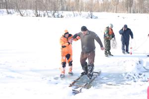 Зимняя рыбалка в Украине: Утопающего рыбака-гиганта спас самый легкий водолаз