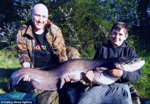 Рыбалка в Англии: Подросток поймал сома с него ростом