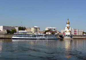 В черте Киева на дне Днепра лежит 10 больших судов и десятки катеров и лодок