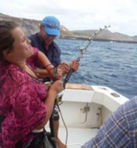 Новичкам всегда везет: девочка поймала огромного тунца на своей первой морской рыбалке