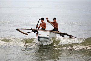 На Филиппинах рыбаки выходят в море на холодильниках