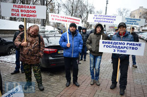 Украинские рыбаки требуют запретить промышленный вылов рыбы во внутренних водоемах