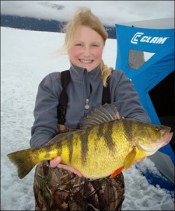 12-ти летняя девочка поймала самого крупного желтого окуня на Земле