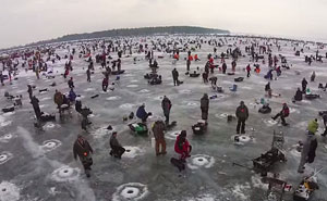 В США прошел крупнейший в мире благотворительный турнир по подледной рыбалке