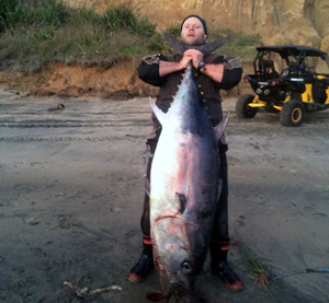 В Новой Зеландии мужчина поймал 80-ти килограммового тунца голыми руками