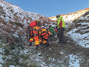В Уэльсе карпятник спас двух коллег, рухнувших с огромной высоты в своем внедорожнике