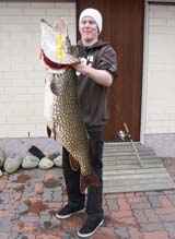 Рекорды рыбалки: Горячий финский парень поймал щуку весом 18 кг