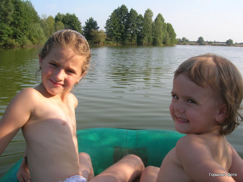 А потом было катание племянницы с дочкой на лодке :)